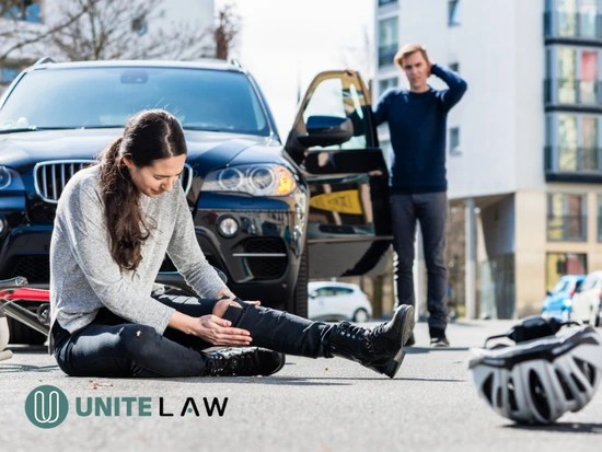 Injured person receiving assistance from a police officer on the street while waiting for a personal injury lawyer consultation